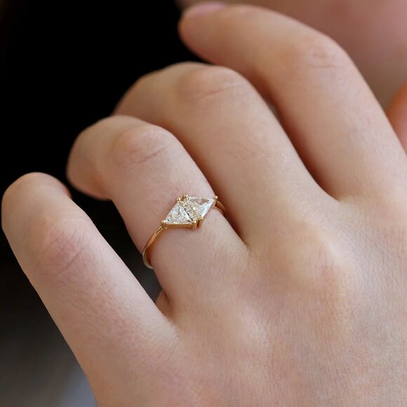 ARTEMER Vintage Diamond Triangle Ring - Delicate geometric engagement ring - Picture 4 of 8
